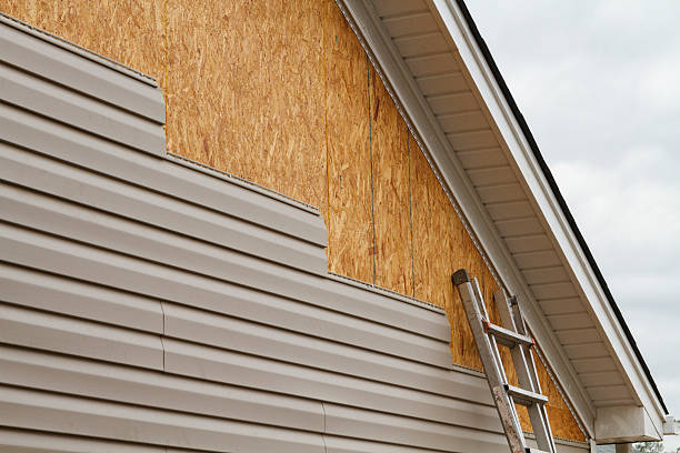 Professional Emergency Siding Repair technician working in Aldie, VA